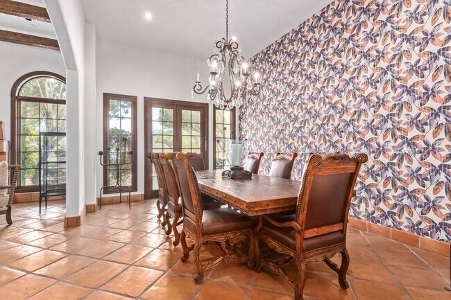 Building Photo - MUST SEE!!! FULLY-FURNISHED LUXURIOUS 6 Be...