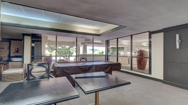 Building Photo - 2555 Collins Ave