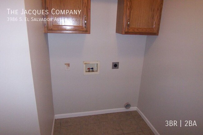 Building Photo - Very Clean 3 Bedroom 2 Bath 3 Car Garage F...