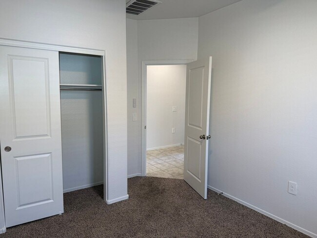 Building Photo - 9427 E Alfalfa Dr