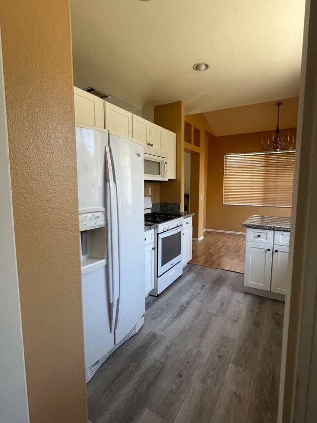 Building Photo - "Charming 3-Bed, 2.5-Bath Home in Oxnard –...