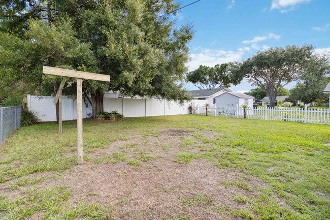 Building Photo - PENDING APPLICATION- Charming 1/1 Home in ...
