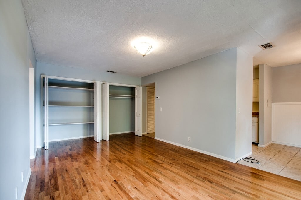 Building Photo - 515 Basswood Ave