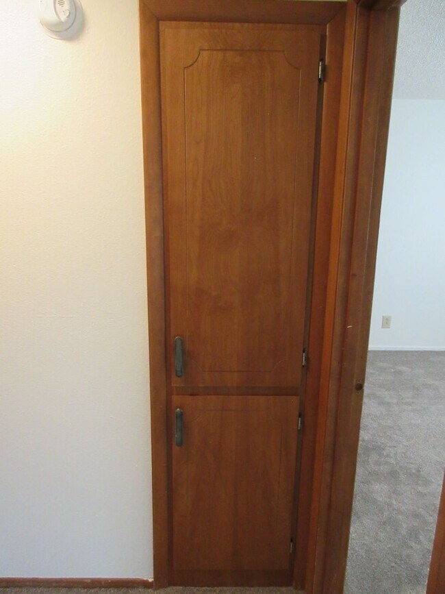 Building Photo - Two Bedroom Apartment w/ Washer and Dryer