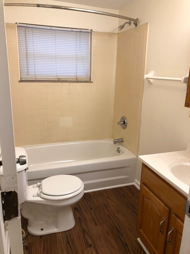 Building Photo - 753 1/2 Sullivant Ave.