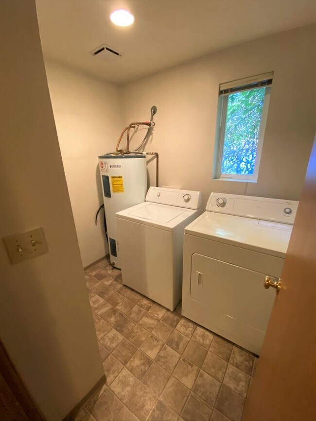 Building Photo - 3 Bed, 2 Bath 1 block from CWU
