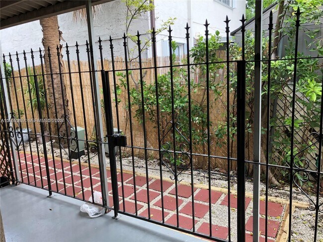 Building Photo - 6530 W 2nd Ct