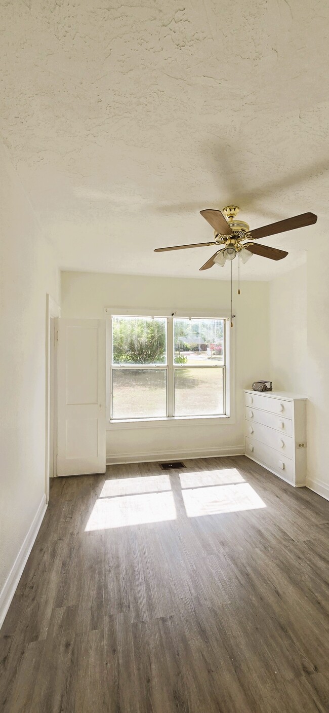 Building Photo - 1065 Sunset Dr
