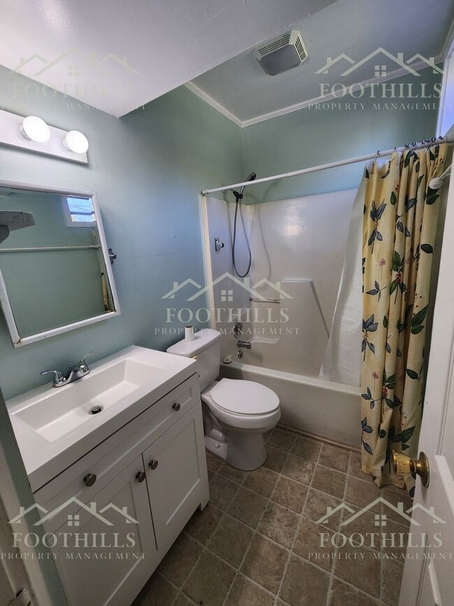 Building Photo - Charming 2 Bed, 1 Bath Home with Spacious ...