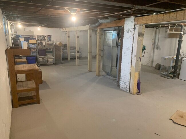 Basement/storage - 1046 19th Ave SE