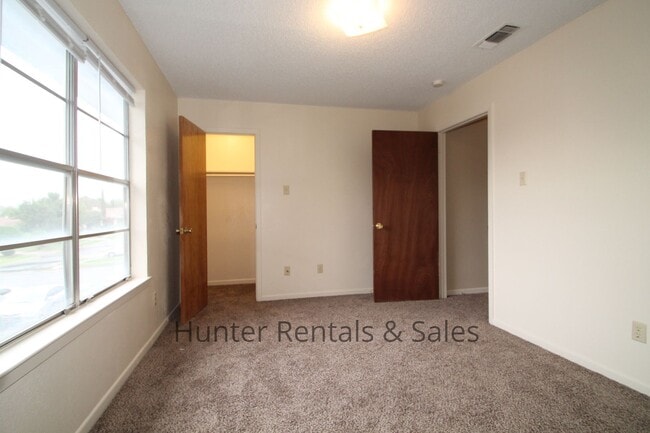 Building Photo - Rent Me Now!