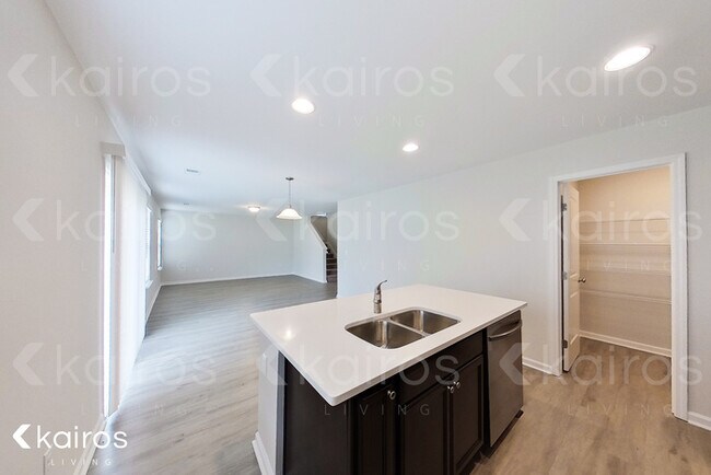 Building Photo - 15 Duluth Dr