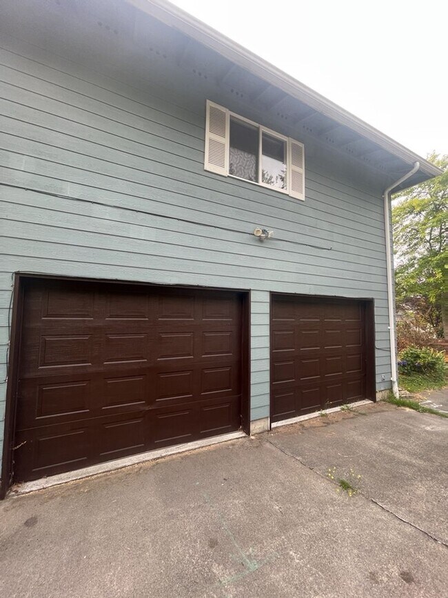 Building Photo - Updated 8 Bedroom Home for Rent!