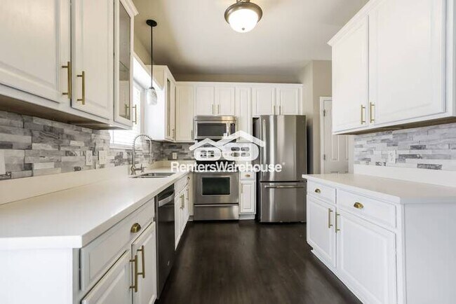 Building Photo - Amazing 4 Bed, 2.5 Bath Home in Lee's Summ...
