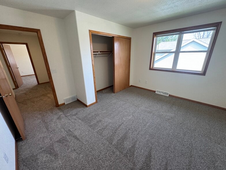 Building Photo - 627 E Pine St