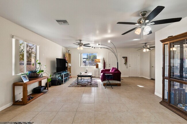 Building Photo - 3BR Home w/Fenced yard and Garage-1 Block to Colorado River