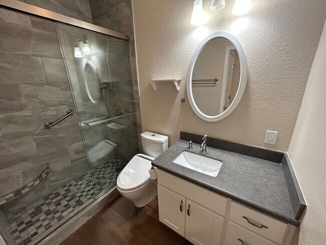 Building Photo - Beautiful 2 Bed, 2 Bath Single Story Condo...