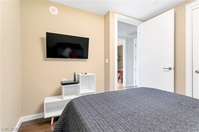 Building Photo - 4471 Dean Martin Dr