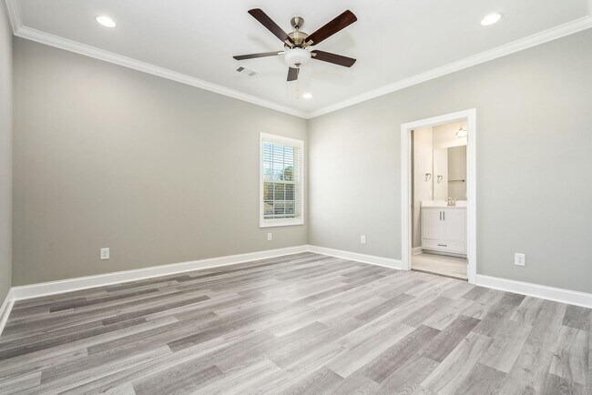 Building Photo - Short-Term Lease Only!