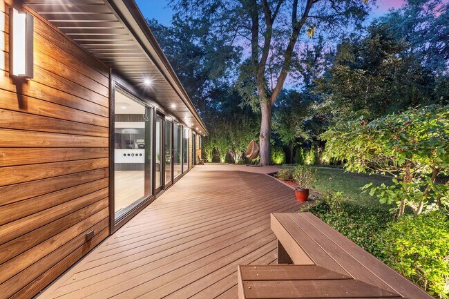 Building Photo - 623 Echo Ln