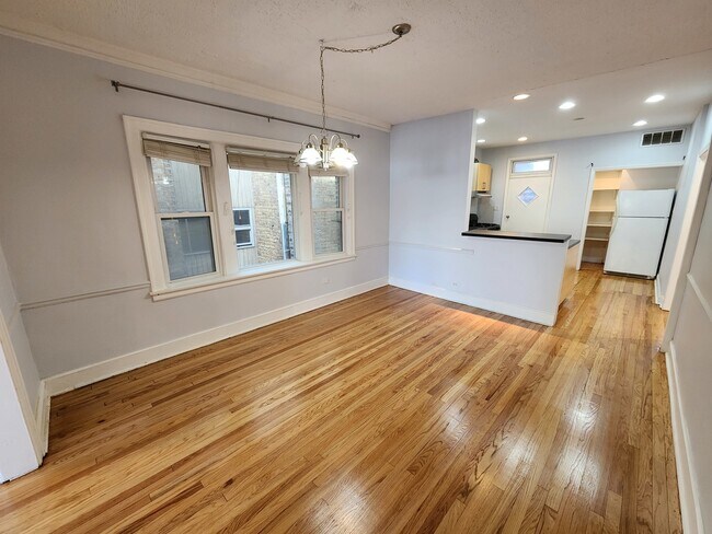 Building Photo - 6210 N Francisco Ave