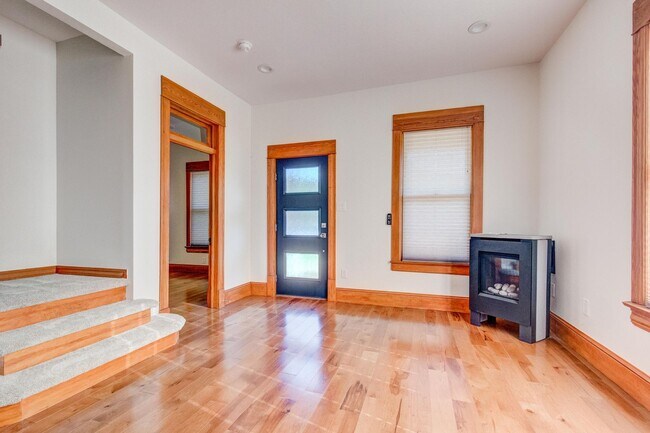 Building Photo - Gorgeous 3BD/2.5BA Downtown Boulder Home- ...