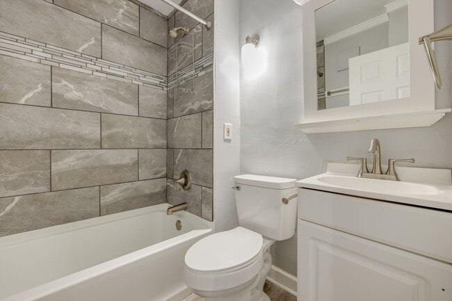 Building Photo - Park/5th Duplex