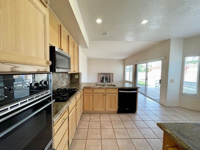 Building Photo - 1951 Devonshire Dr