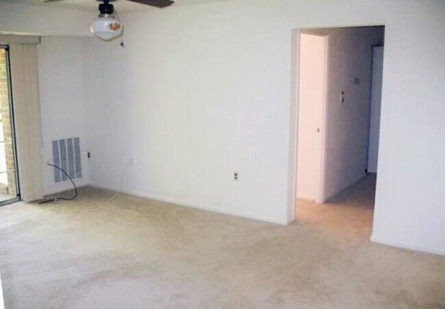 Building Photo - Spacious, 2 Bed 1 Bath Condo In Fantastic Mclean Chase Location – Minutes To Tysons