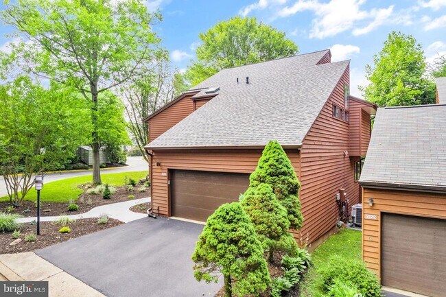 Building Photo - 2120 S Bay Ln