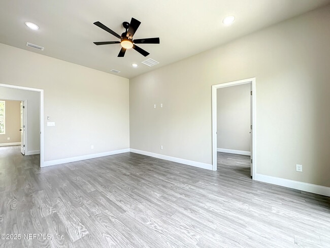 Building Photo - 5395 Heckscher Dr