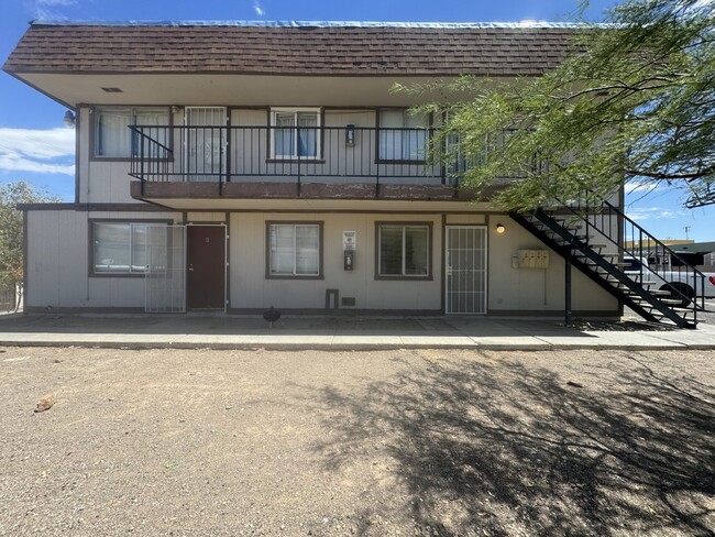 Building Photo - Freshly Updated 2 bed, 1 bath Upstairs Con...