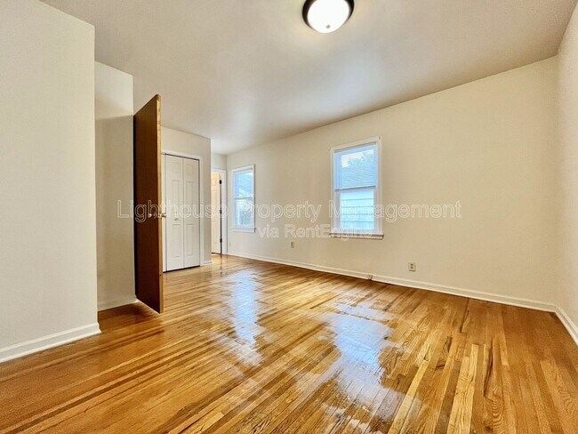 Building Photo - 1656 Fremont Ave NW