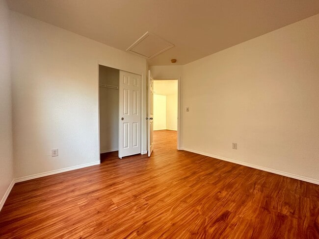 Building Photo - Single Family Home 3 Beds, 2.5 bath, 1 car garage