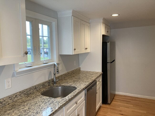 Building Photo - 155 Farm Ln