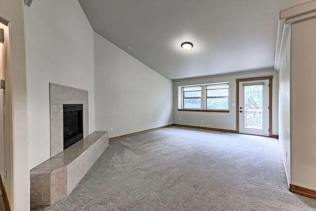 Building Photo - Light-Filled Living in a Peaceful Fort Collins Neighborhood