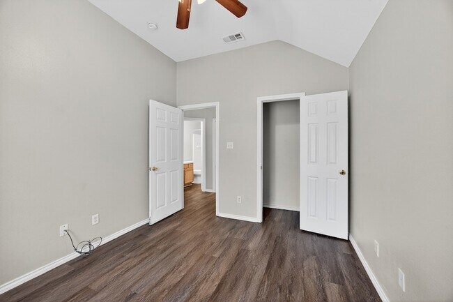 Building Photo - 3205 Carverly Ave