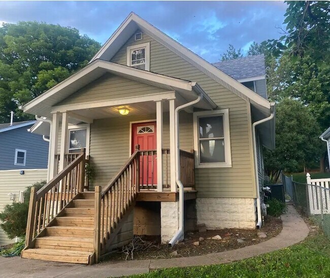 Primary Photo - Spacious 4 Bedroom in Aksarben!