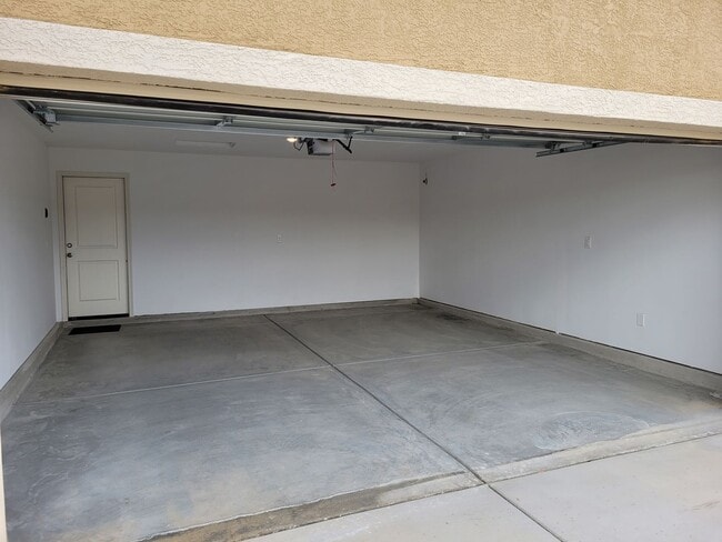 Building Photo - Beautiful 3/2 bath home located in Chaparral Terrace gated community.