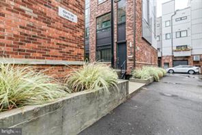 Building Photo - Northern Liberties Townhome with Parking