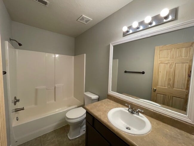 Building Photo - 3 Bedroom Home in Merriam Woods!