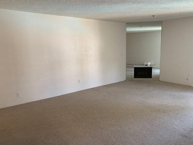 Building Photo - 1 BEDROOM / 1 BATHROOM - MISSION VALLEY (W...