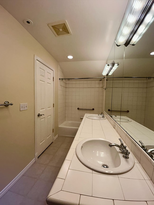 Building Photo - Madison Park Townhome