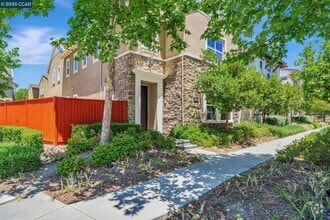 Building Photo - 2063 Poinsettia St