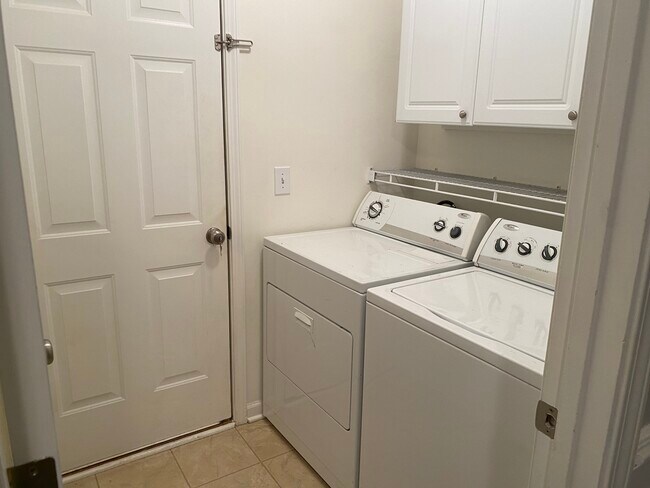 Building Photo - 223 Lake Linden Dr