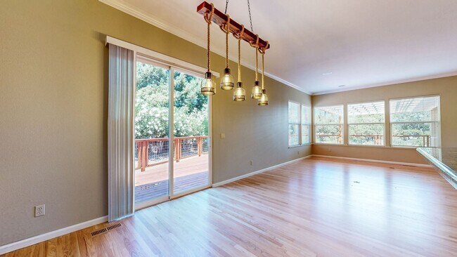 Building Photo - Gorgeous Home with private yards, large de...