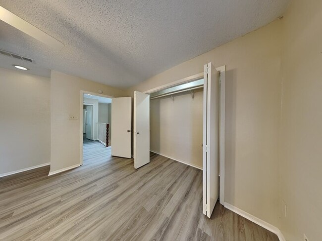 Building Photo - 930 Southmoor Dr