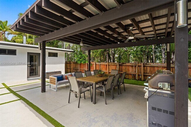 Building Photo - 7831 SW 54th Ct