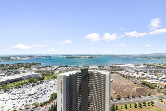 Building Photo - Beautifully Renovated 2 bedroom Penthouse with a Roof-Top Loft and Lanai!