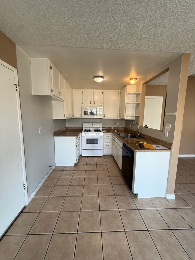 Building Photo - Orcutt Single Story Knollwood Terrace Condo with Attached One Car Garage